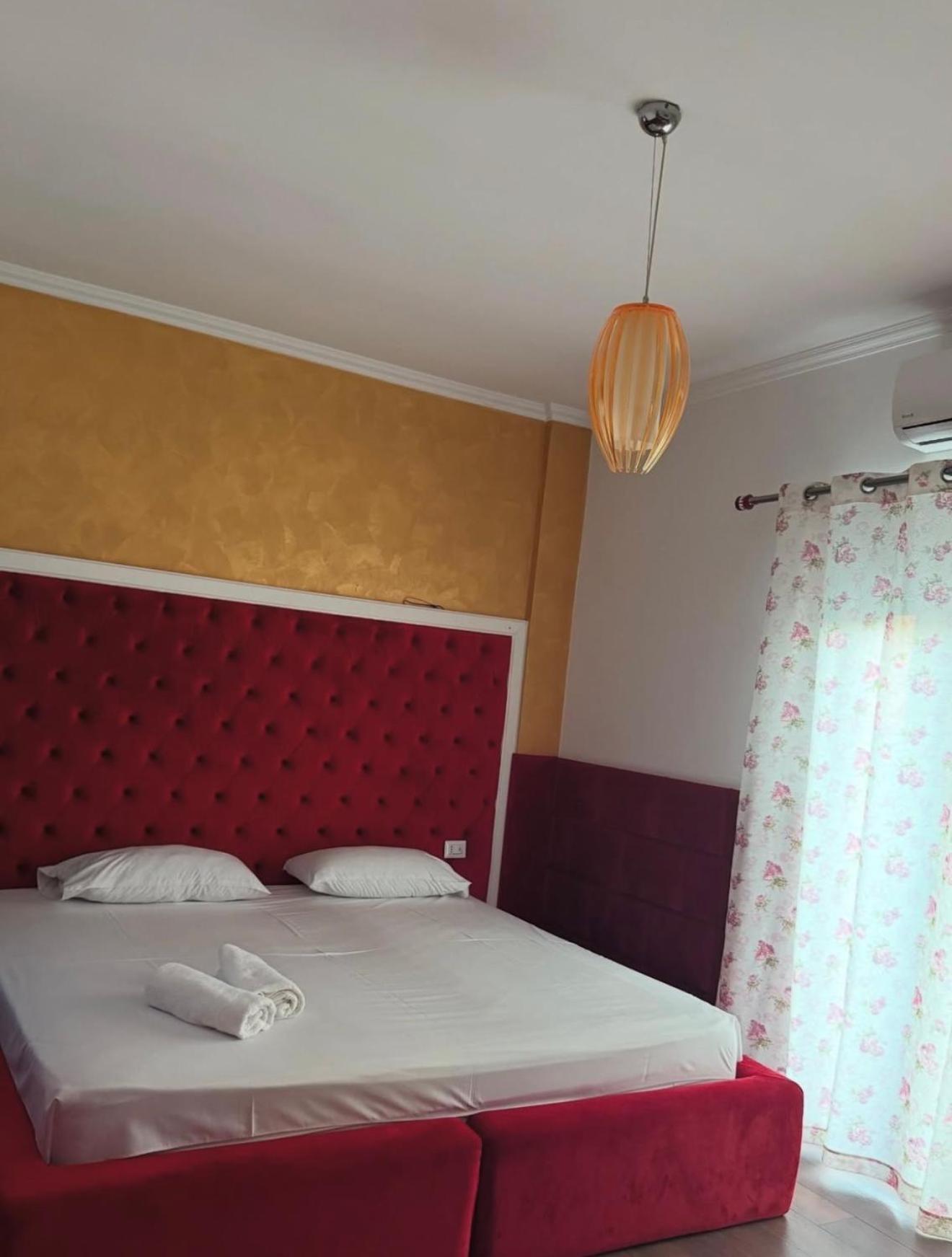 Apple Red Hotel